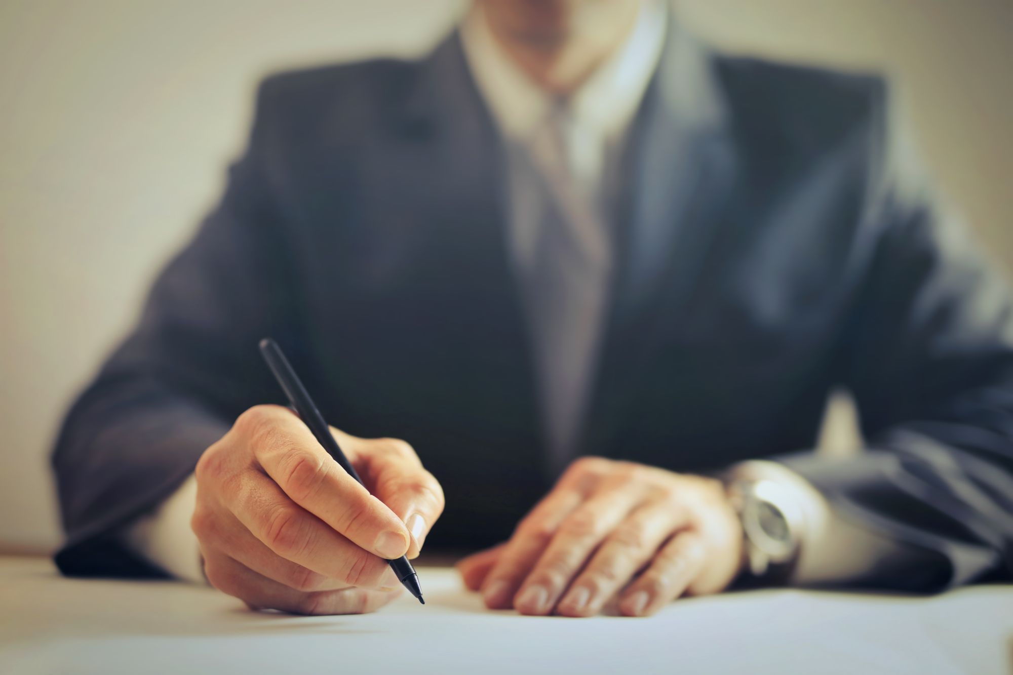 Adwokat, notariusz i rzecznik – jakie usługi oferują te osoby?